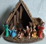 50 jaar oude houten kerststal met 8 vast zittende beeldjes, Diversen, Kerst, Ophalen of Verzenden, Zo goed als nieuw