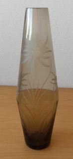 Bruine Vaas met Gegraveerde Bloemen - glas, Gebruikt, Overige kleuren, Ophalen of Verzenden, Glas