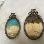 2 koperen lijstjes met strik, bol glas, 2 schilderijtjes, Antiek en Kunst, Kunst | Schilderijen | Klassiek, Ophalen of Verzenden