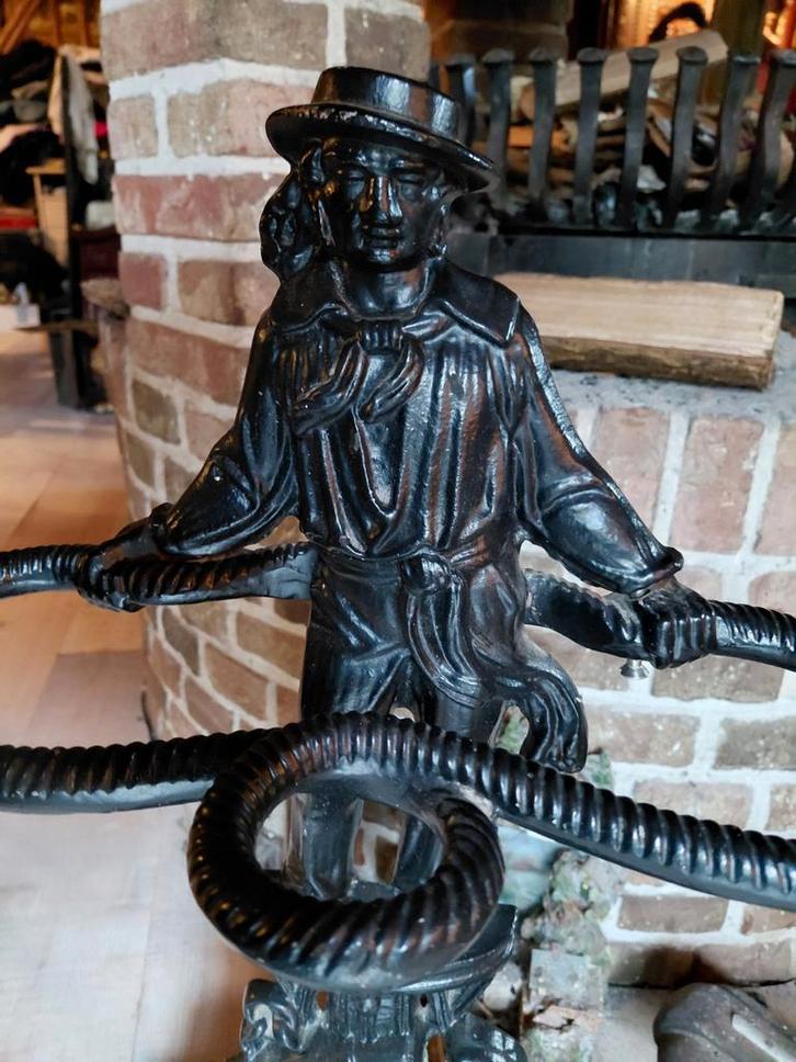 Antieke gietijzeren haardbok met zeeman, Antiek en Kunst, Curiosa en Brocante, Ophalen