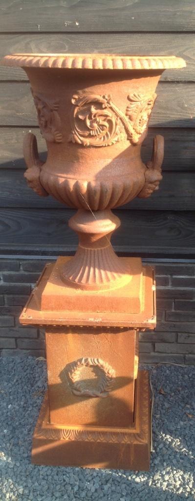 Gietijzeren pot en sokkel baardman 140 cm hoog., Tuin en Terras, Bloembakken en Plantenbakken, Nieuw, Metaal, Balkon, Tuin, Rond