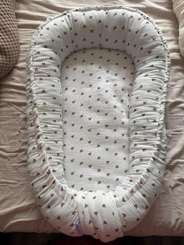 NIEUW baby nestje wit met bruine hartjes mamaloes beschikbaar voor biedingen