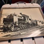 Foto van NS Stoomlok in lokdepot in lijst, Hobby en Vrije tijd, Modeltreinen | H0, Overige merken, Ophalen of Verzenden, Gelijkstroom