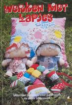 Werken met lapjes - kleurige patronen voor patchwork, Boeken, Ophalen of Verzenden, Zo goed als nieuw, Borduren en Naaien