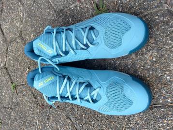 Yonex tennis schoenen beschikbaar voor biedingen
