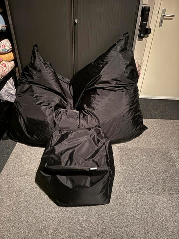 Grote zitzak met poef beschikbaar voor biedingen
