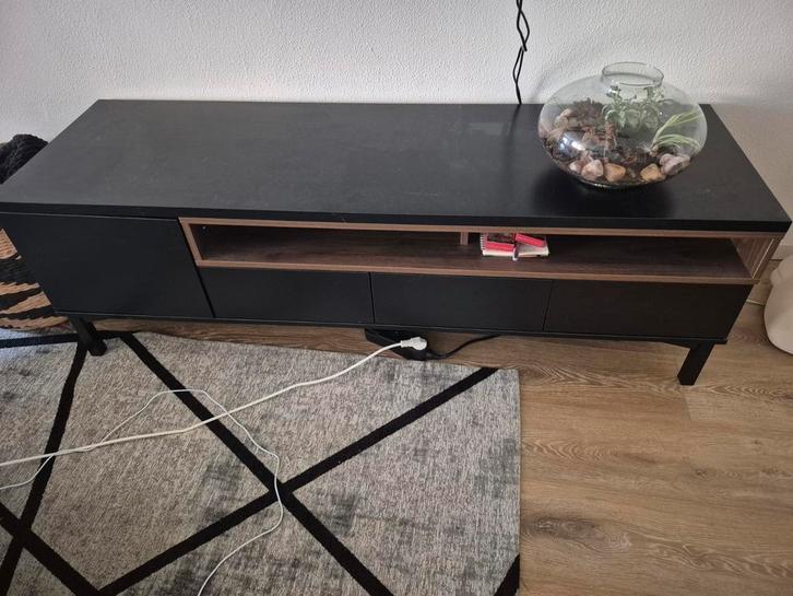 Tv meubel, zwart met notenhouten nisjes, Huis en Inrichting, Tafels | Sidetables, Gebruikt, 25 tot 50 cm, Rechthoekig, Ophalen