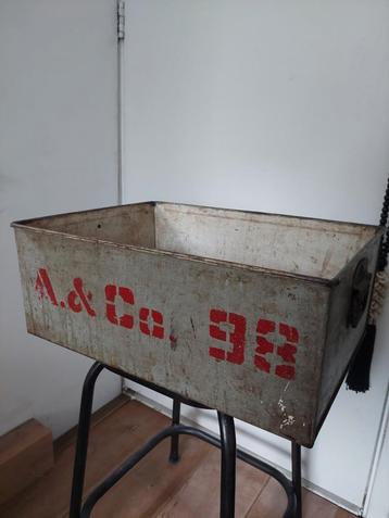 Toffe grijs groene industriële metalen bak kist vintage beschikbaar voor biedingen
