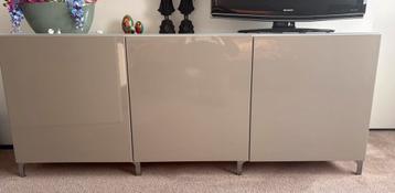 IKEA BESTA DRESSOIR 3 DEURS BEIGE.  MET LUXE GLASPLAAT.