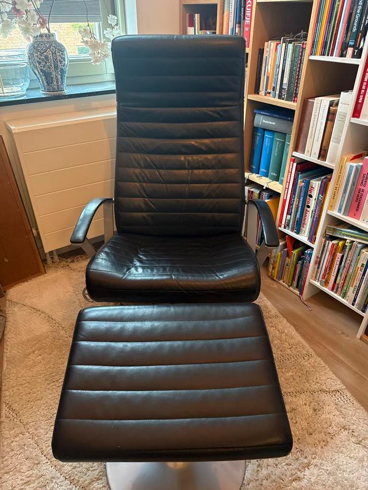 BoConcept Wing Draaifauteuil met Hocker, Huis en Inrichting, Fauteuils, Gebruikt, Leer, 75 tot 100 cm, Ophalen