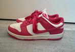 Nike dunk low, Ophalen of Verzenden, Zo goed als nieuw, Roze, Sneakers of Gympen