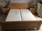 Tweepersoonsbed met elktr lattenbodems en nachtkastjes, 180 cm, Gebruikt, 220 cm, Hout