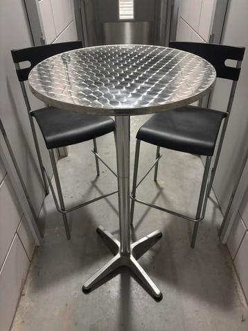 Statafel en twee hoge stoelen  beschikbaar voor biedingen