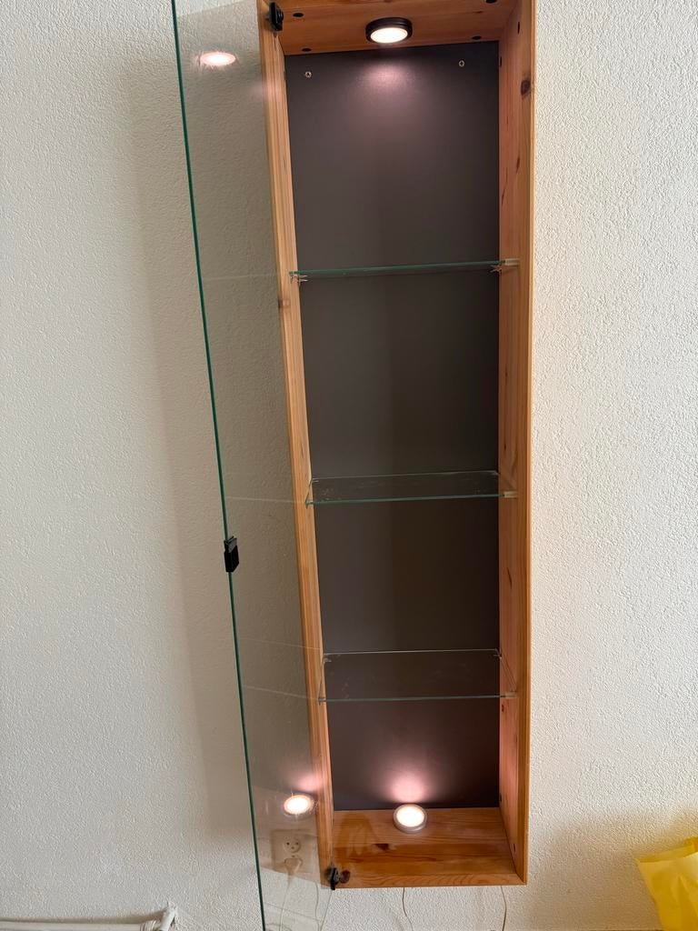 Smalle vitrinekast met verlichting en glazen planken, Ophalen, Minder dan 50 cm, Gebruikt, 150 tot 200 cm
