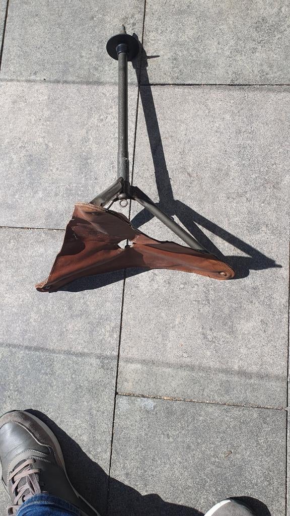 Vintage driepoot krukje met leren zitting, Caravans en Kamperen, Ophalen of Verzenden, Gebruikt