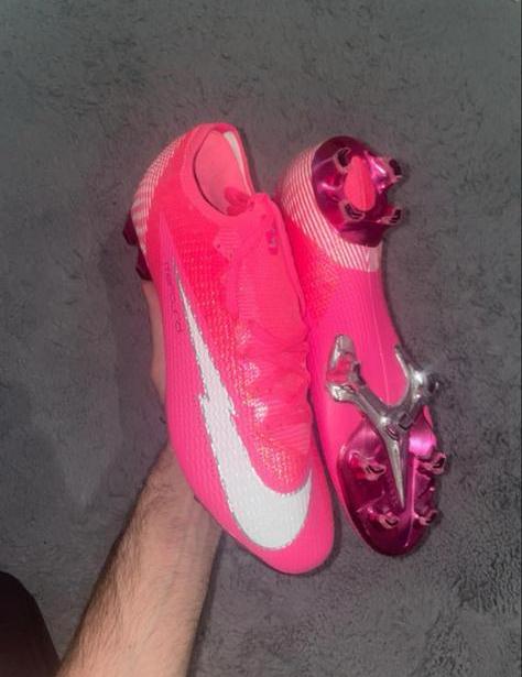 Roze Nike Mercurial voetbalschoenen, Maat M, Ophalen of Verzenden, Nieuw, Schoenen
