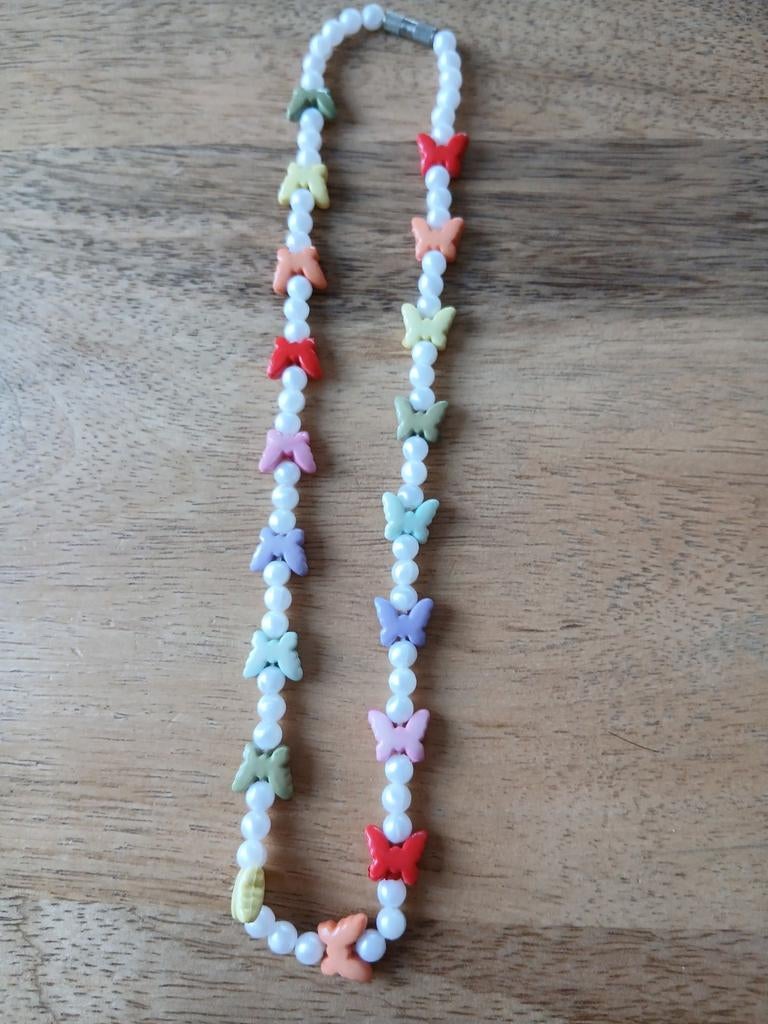Kleurrijke vlinderketting met parels, Sieraden, Tassen en Uiterlijk, Kindersieraden, Ophalen of Verzenden, Zo goed als nieuw, Overige kleuren