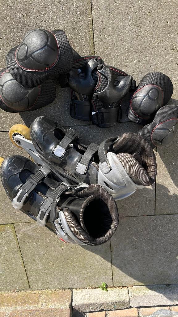 Skeelers schoenen maat 38-39 en beschermers, Sport en Fitness, Skeelers, Ophalen of Verzenden, Gebruikt, Inline skates 4 wielen