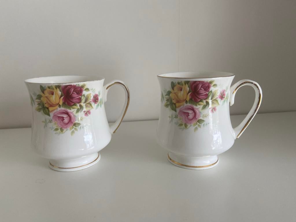 2 Balmoral Castle Bone China - porselein kopjes met rozen, Ophalen of Verzenden