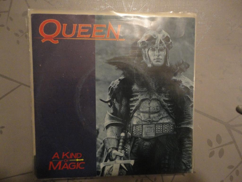 Queen - A kind of magic NL 1986 FH, Gebruikt, Fotohoes, 7 inch, Ophalen of Verzenden