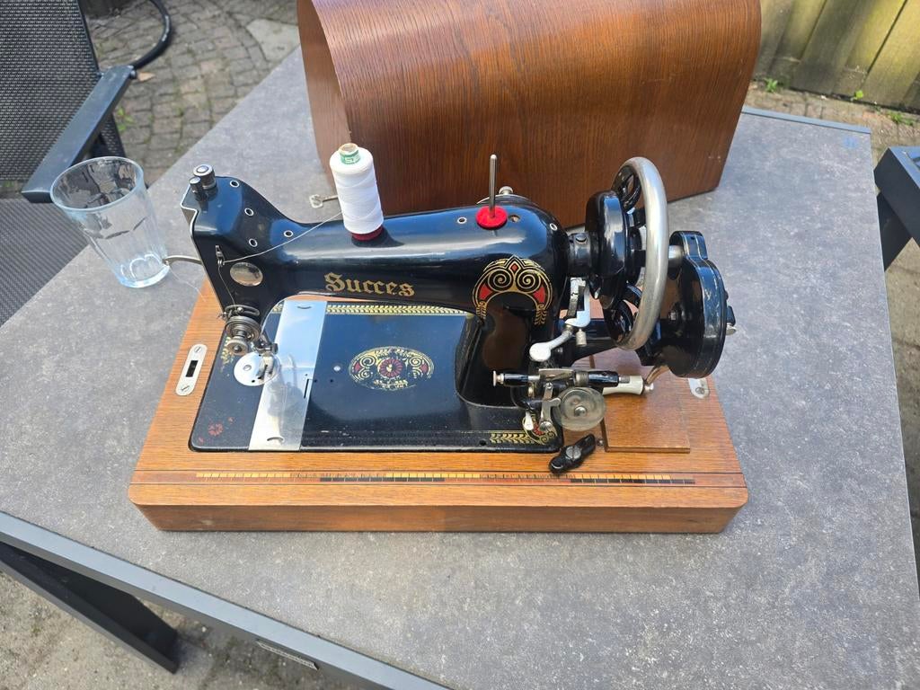 Oude Succes naaimachine met accessoires en houten kap, Antiek en Kunst, Antiek | Naaimachines, Ophalen