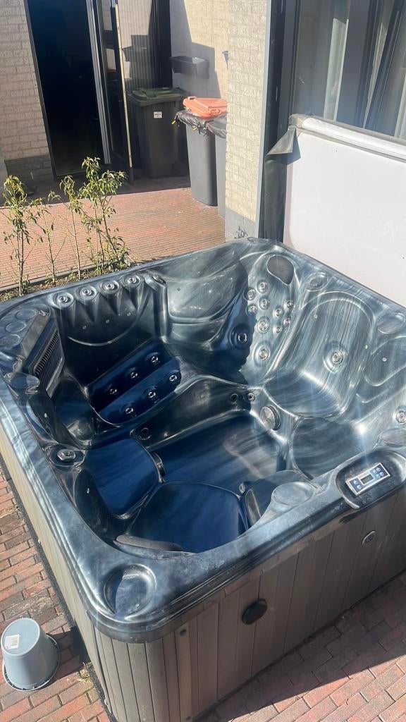 Zeer mooie 6 persoons jacuzzi, Ophalen of Verzenden, Zo goed als nieuw