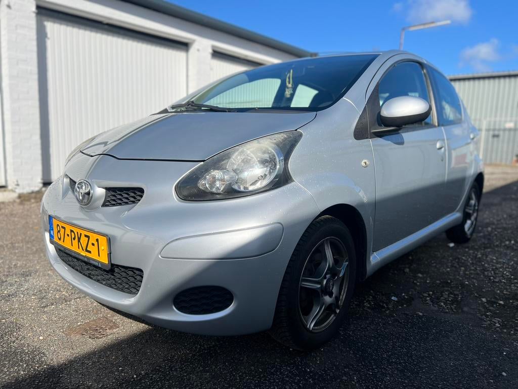 Toyota Aygo 1.0 12V Vvt-i 5DRS 2011 Grijs, Voorwielaandrijving, Stof, 4 stoelen, 68 pk
