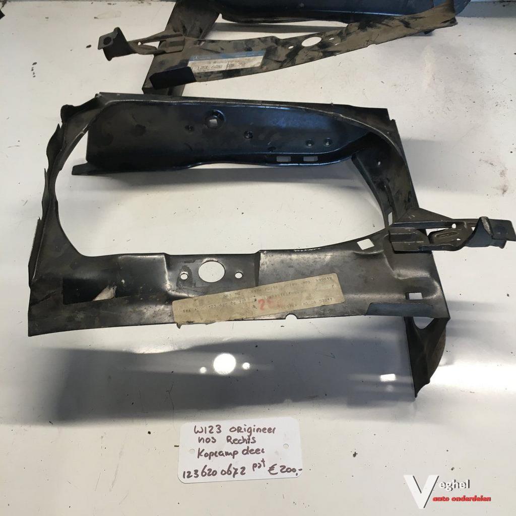 Mercedes W123 Nos Koplamp rand Rechts  123 620 0672