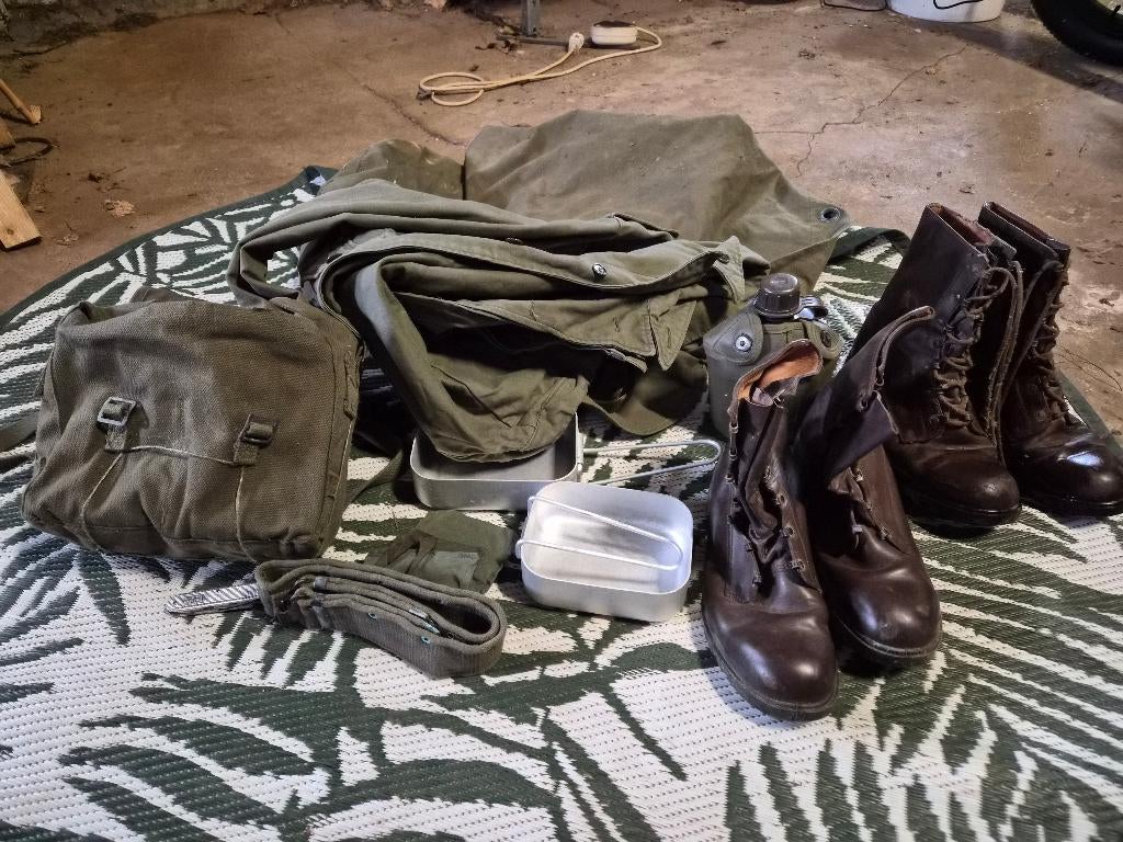 Kisten, legerjas, pukkel, veldfles, koppel, etc., Verzamelen, Militaria | Algemeen, Ophalen of Verzenden, Landmacht, Nederland