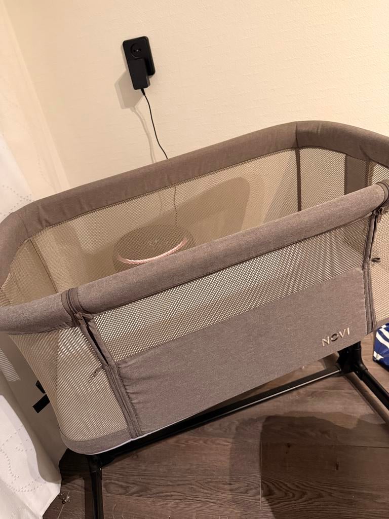 Novi Baby Cosleeper met anti-reflux functie en wielen, Ophalen, Gebruikt, Wieg