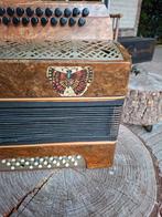 Oud accordeon met vlinder, Muziek en Instrumenten, Accordeons, Ophalen of Verzenden