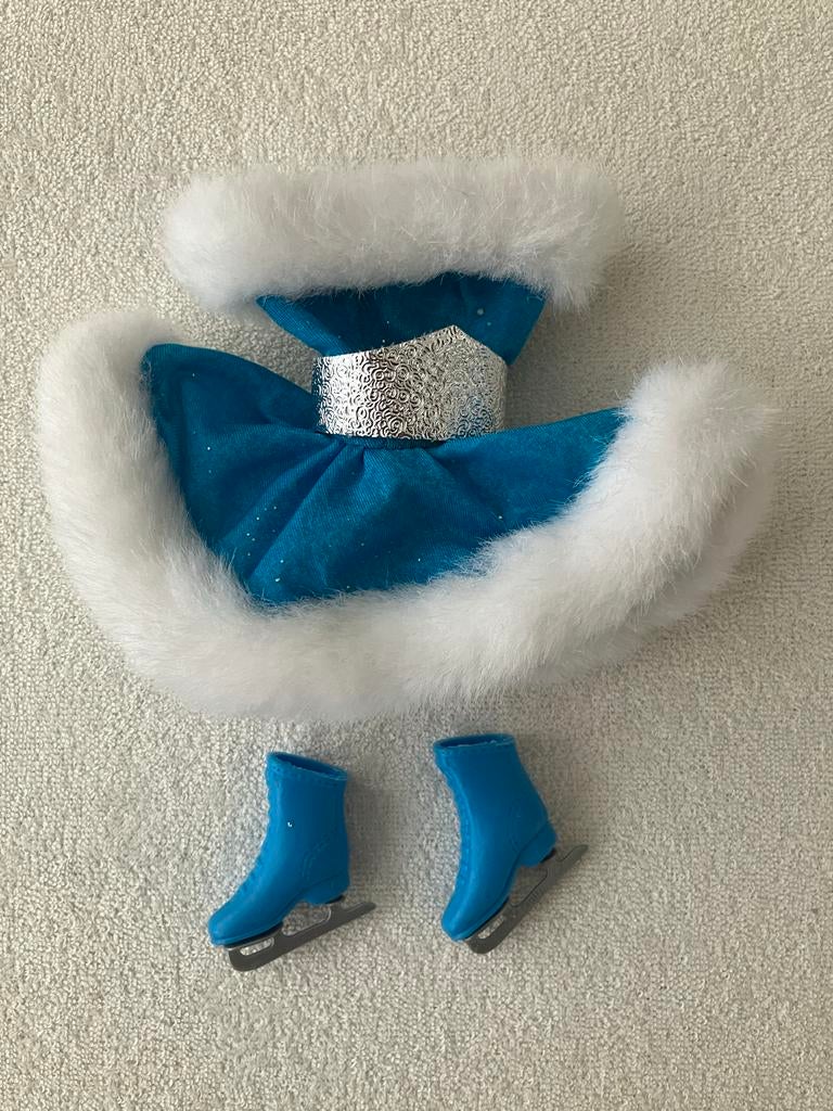 Barbie kunstschaats-outfit met imitatiebont en schaatsen, Ophalen of Verzenden, Gebruikt, Meisje