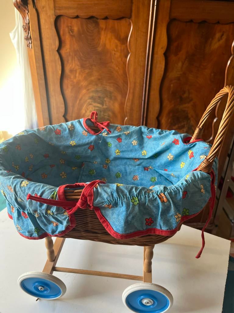 Rieten poppenwagen met bloemetjes bekleding en 3 poppen, Kinderen en Baby's, Speelgoed | Poppen, Ophalen, Gebruikt, Overige typen