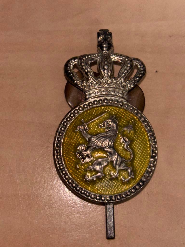 Oud metalen pet embleem Koninklijke Marechaussee, Verzamelen, Verzenden, Marechaussee, Nederland, Embleem of Badge