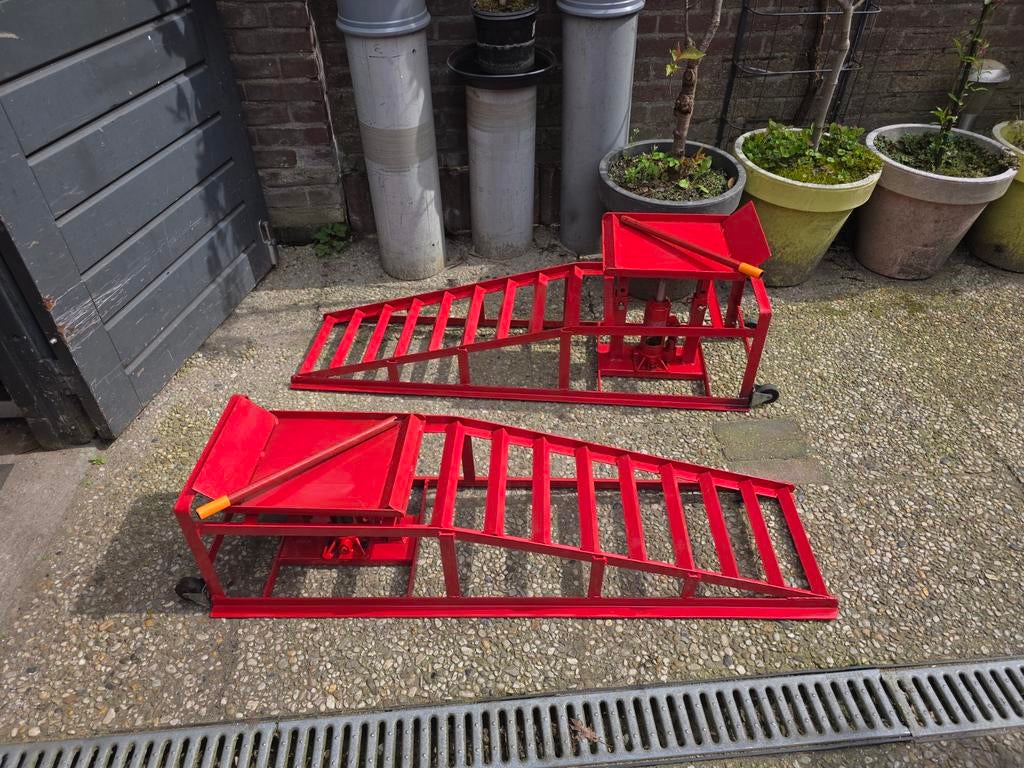 Oprijsteunen met 5 ton hefcilinder per bok zgan, Ophalen, Zo goed als nieuw