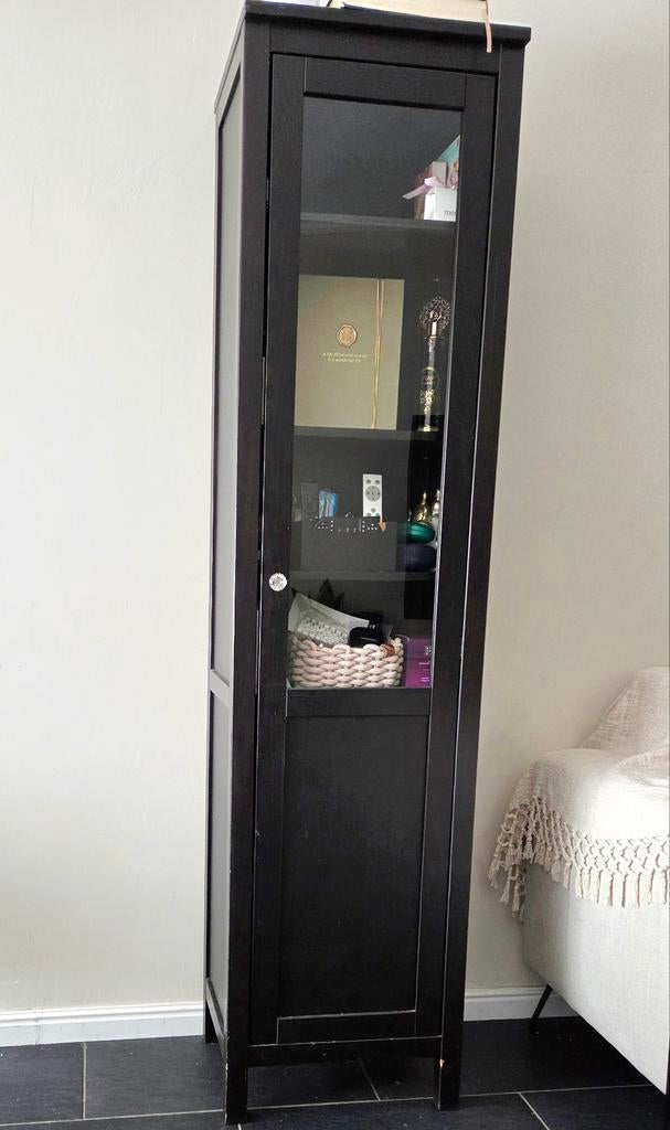 Hemnes vitrinekast smal zwartbruin ikea, Huis en Inrichting, Kasten | Vitrinekasten, Ophalen, 25 tot 50 cm, Gebruikt, Met deur(en)