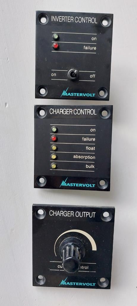 Mastervolt paneeltjes charger output/charger control/inverte, Ophalen of Verzenden, Zo goed als nieuw, Kabel of Apparatuur