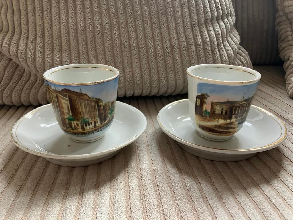 2 antieke kopjes schotels Amsterdam Schouwburg  Rijks Museum, Ophalen of Verzenden, Gebruikt, Porselein, Kop en/of schotel