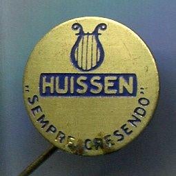 Semper cresendo Huissen koper muziek speldje ( L_184 ), Verzamelen, Verzenden, Zo goed als nieuw, Merk, Speldje of Pin