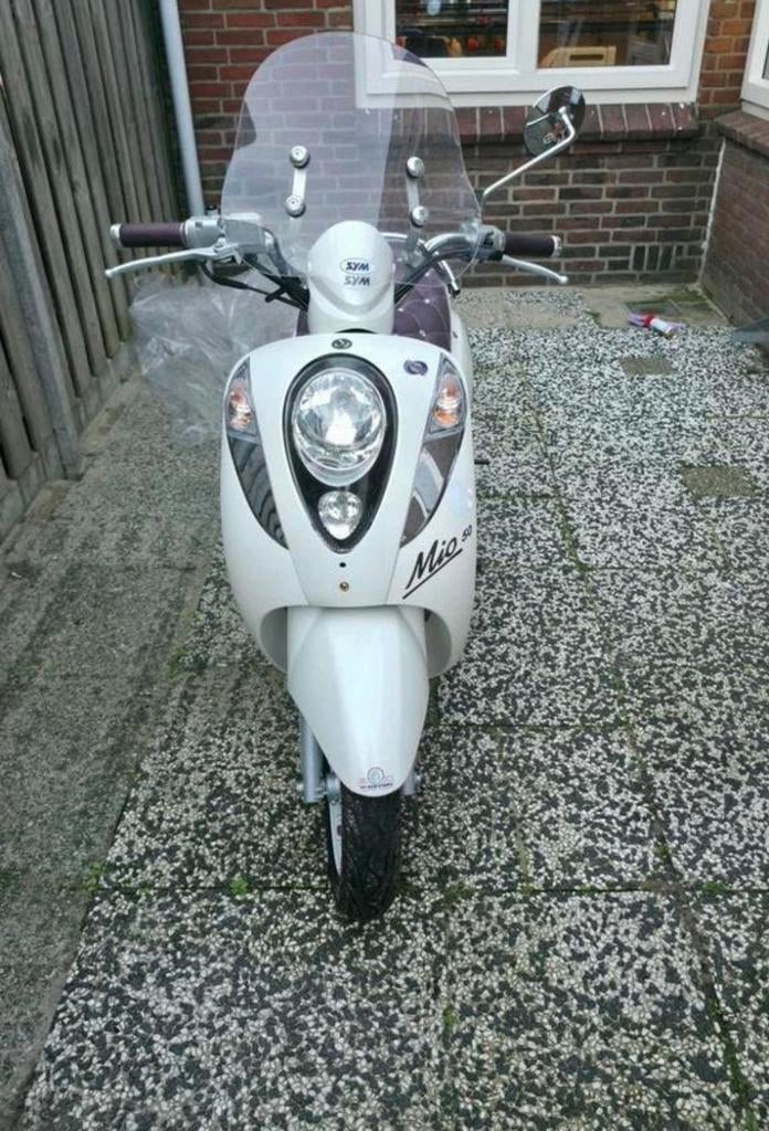 Sym Mio 50 scooter - Wit met paars diamanten zadel, Fietsen en Brommers, Ophalen, Gebruikt, 49 cc, Benzine