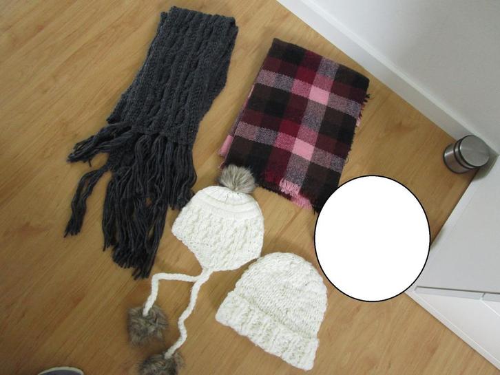 Winter accessoires - 2 mutsen + 2 sjaals, Kleding | Dames, Mutsen, Sjaals en Handschoenen, Zo goed als nieuw, Sjaal, Maat 38/40 (M)