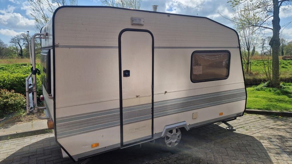 Knaus caravan 700kg uit 1987 op te halen in Zutphen, Rondzit, Particulier, Knaus, Koelkast