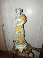 Antiek Porseleinen Beeldje: Jongen met Korenschoof, Verzamelen, Beelden en Beeldjes, Ophalen of Verzenden, Zo goed als nieuw, Mens