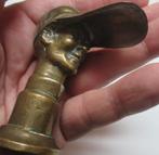 klein antiek bronsje van een jockey met grote pet, Verzenden