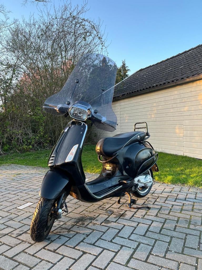 Vespa sprint scooter bj 2017 geel kenteken, Fietsen en Brommers, Ophalen of Verzenden, Gebruikt, Benzine