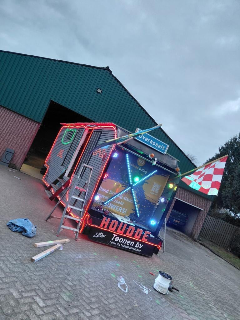 Carnavalswagen gevangenis, Hobby en Vrije tijd, Feestartikelen, Ophalen of Verzenden, Versiering