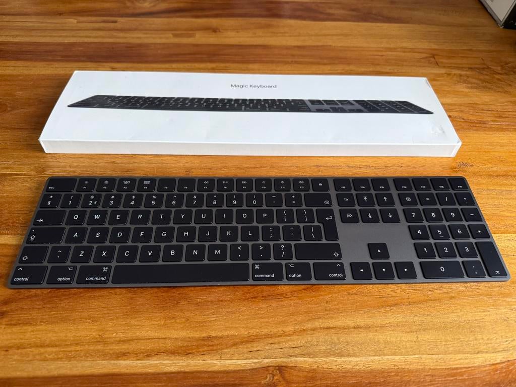 Apple Magic Keyboard Space Gray – met numpad – doos aanwezig, Computers en Software, Toetsenborden, Multimediatoetsen, Ophalen of Verzenden