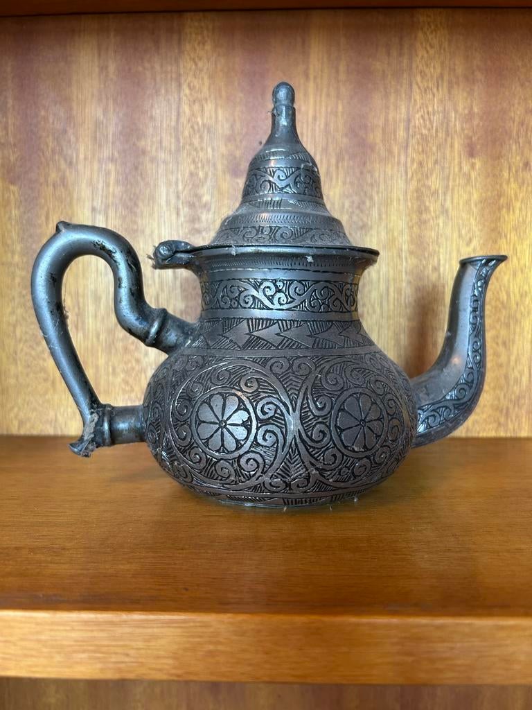 Kleine metalen theepot met versieringen, Ophalen of Verzenden