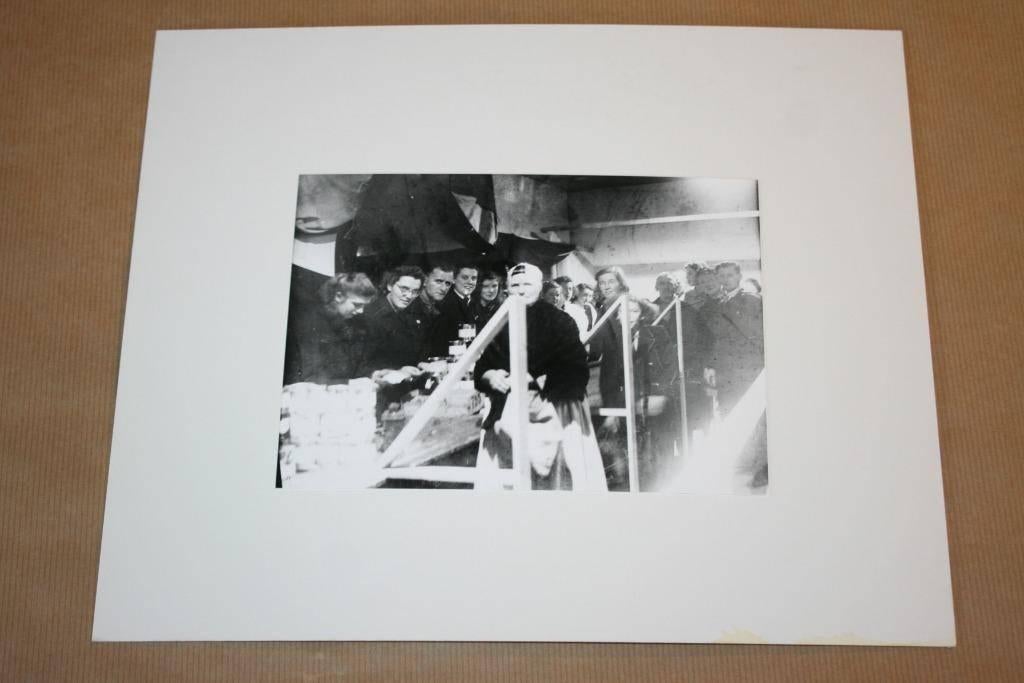 Foto Archief Vlissingen - Rode Kruis op Nieuwendijk 1944, Ophalen of Verzenden, Gelezen