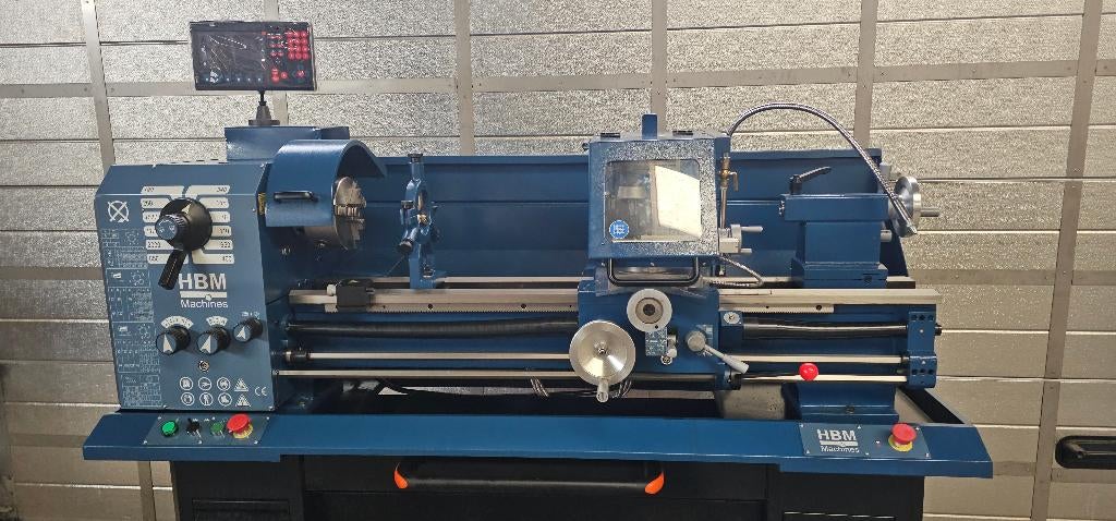 HBM 330 x 1000 DRO Metaaldraaibank - 400 Volt - 1,5 KW, Doe-het-zelf en Verbouw, Draaibanken, Ophalen, Zo goed als nieuw, Metaaldraaibank